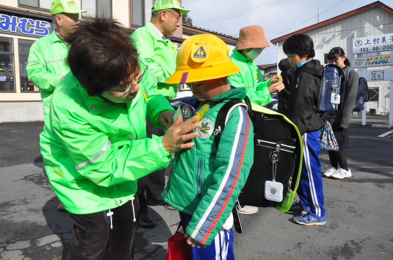 黄色い羽根の街頭配布